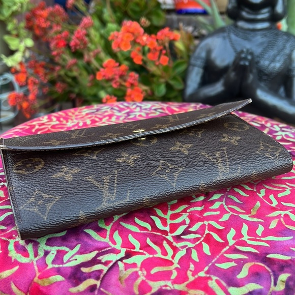 Louis Vuitton Monogram Sarah Wallet - Picture 10 of 17